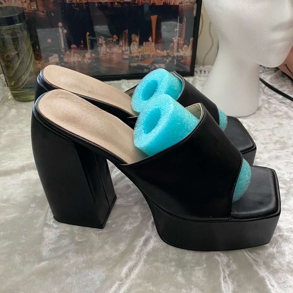 BRATZ BLACK STRAP PLATFORMS